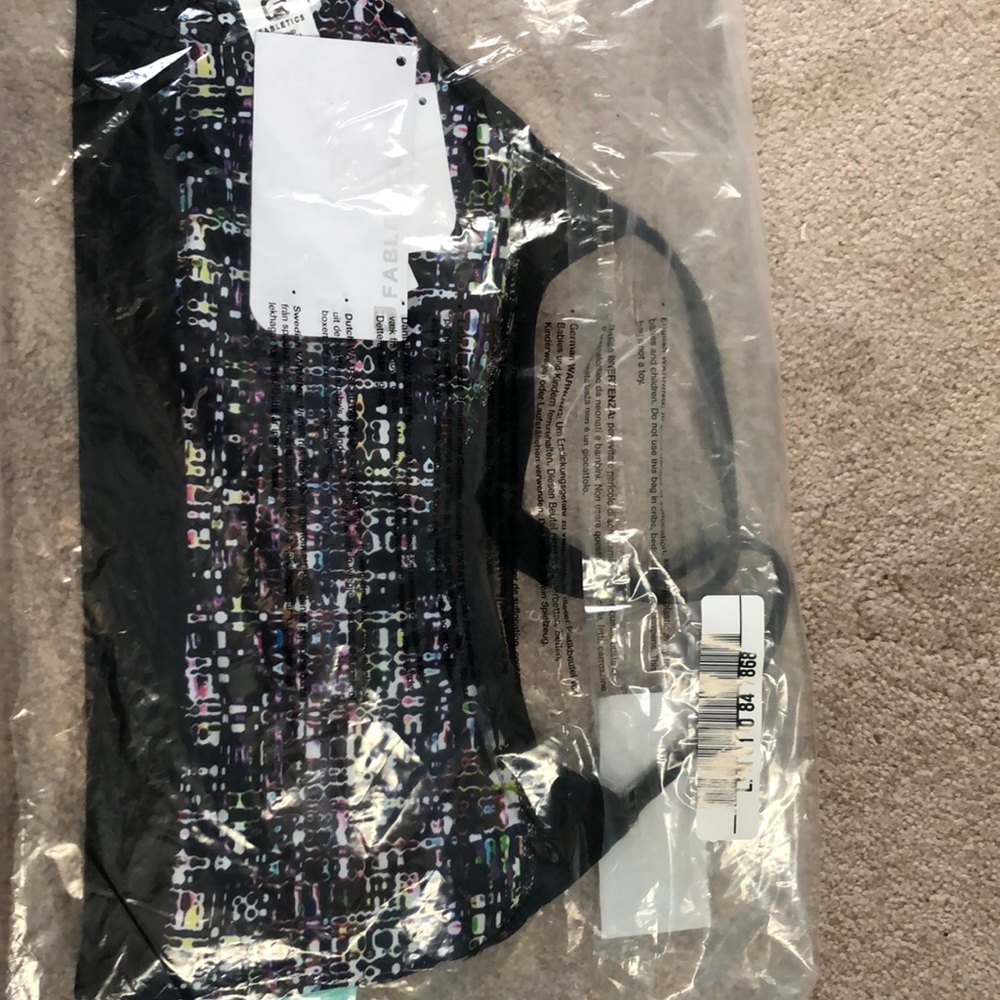 Reversible medium support sports bra